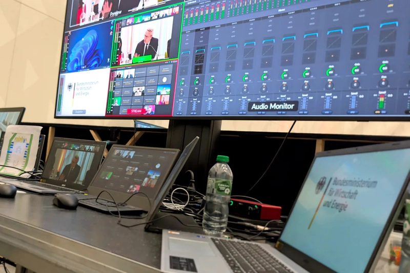 Hybrider Kongress mit Streaming – Kameratechnik und Bühne im Saal