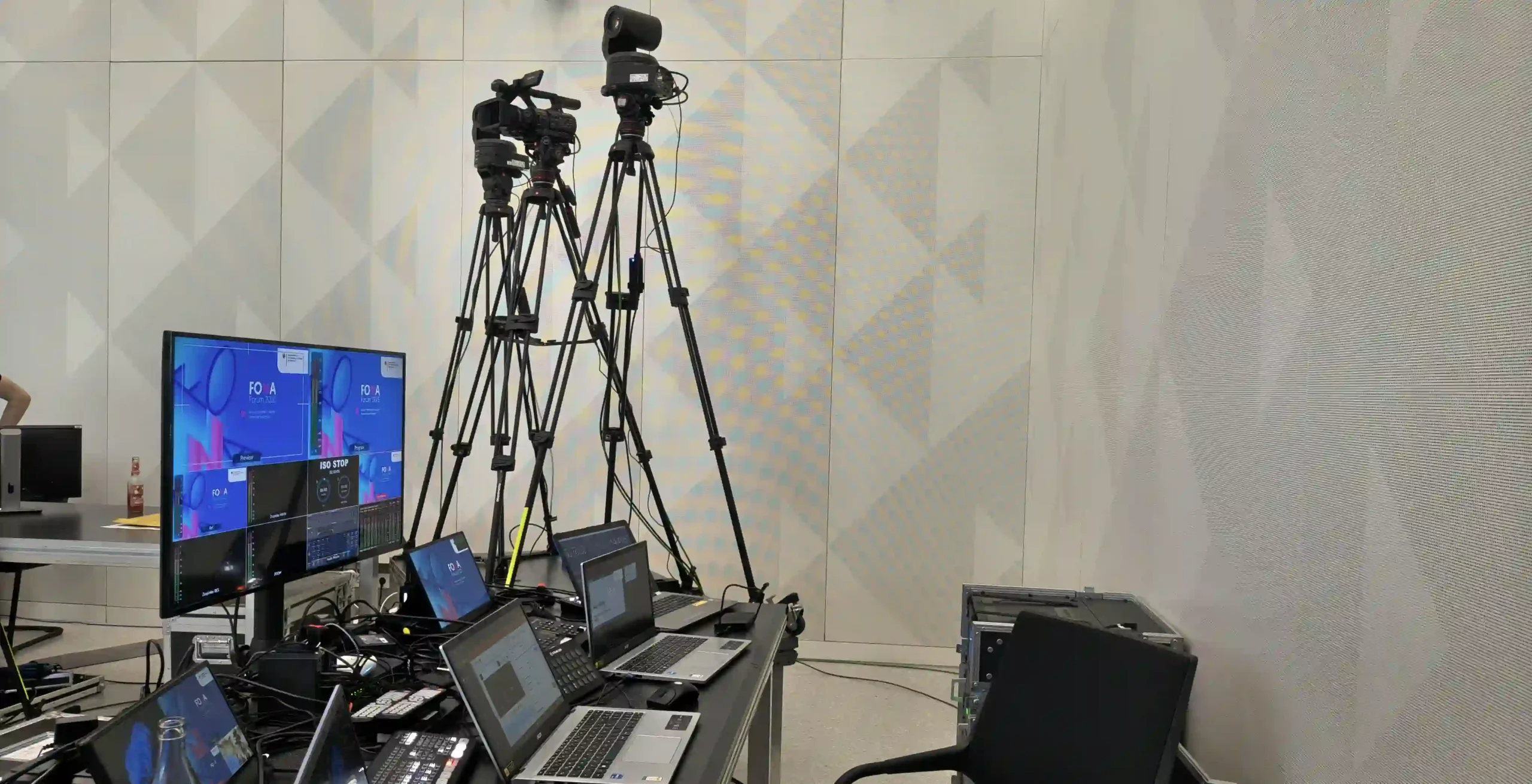 Kameratechnik und Bildregie bei einem hybriden Kongress – Bildmischer und Multiview